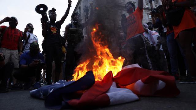 特朗普独立日演讲“向美国致敬”，抗议者在白宫外烧美国国旗