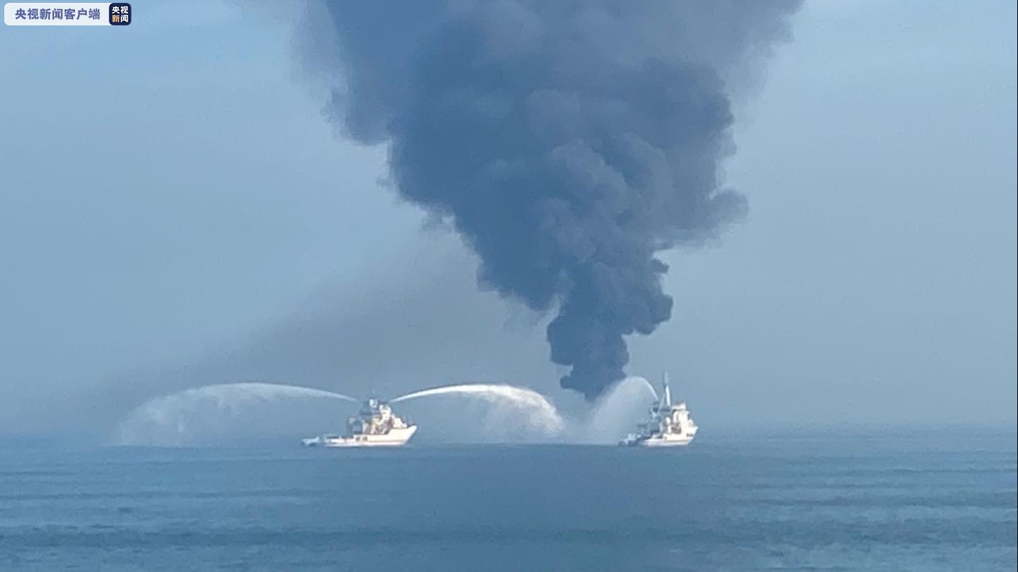 长江口两船碰撞，失踪人员仍未找到，新一轮灭火方案已实施