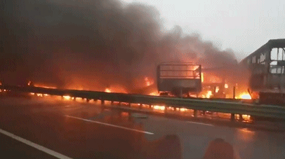陕西包茂高速40余辆车相撞！10余辆车起火，多人被困