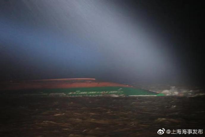 长江口两船碰撞：已救起11人，其中3人无生命体征