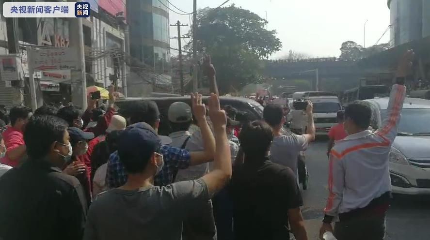 缅甸仰光上万民众举行游行示威活动