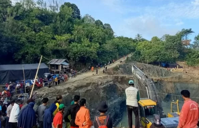 印尼一非法金矿发生垮塌 数十人被困 已有3人获救