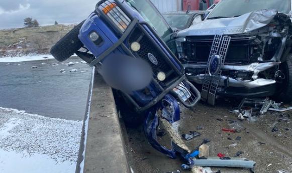 美国大桥结冰致30辆车连环相撞 现场如同“碰碰车”