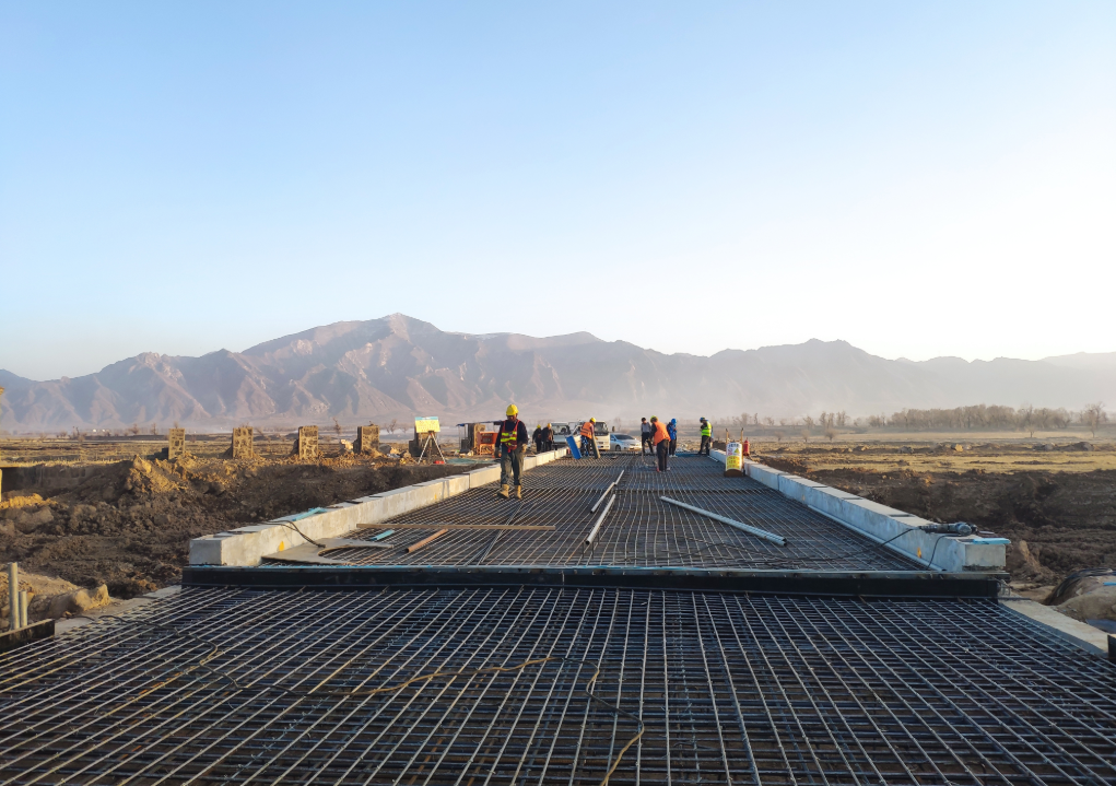 张家口桑干河综合整治工程施工现场（二干渠桥桥面铺装钢筋施工）。
