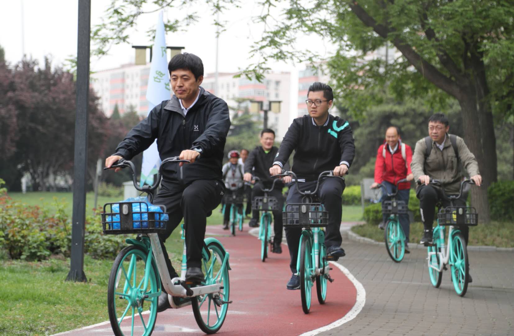 实拍深圳大街小巷的自行车道，绿树红花摩天楼，真的有点牛！