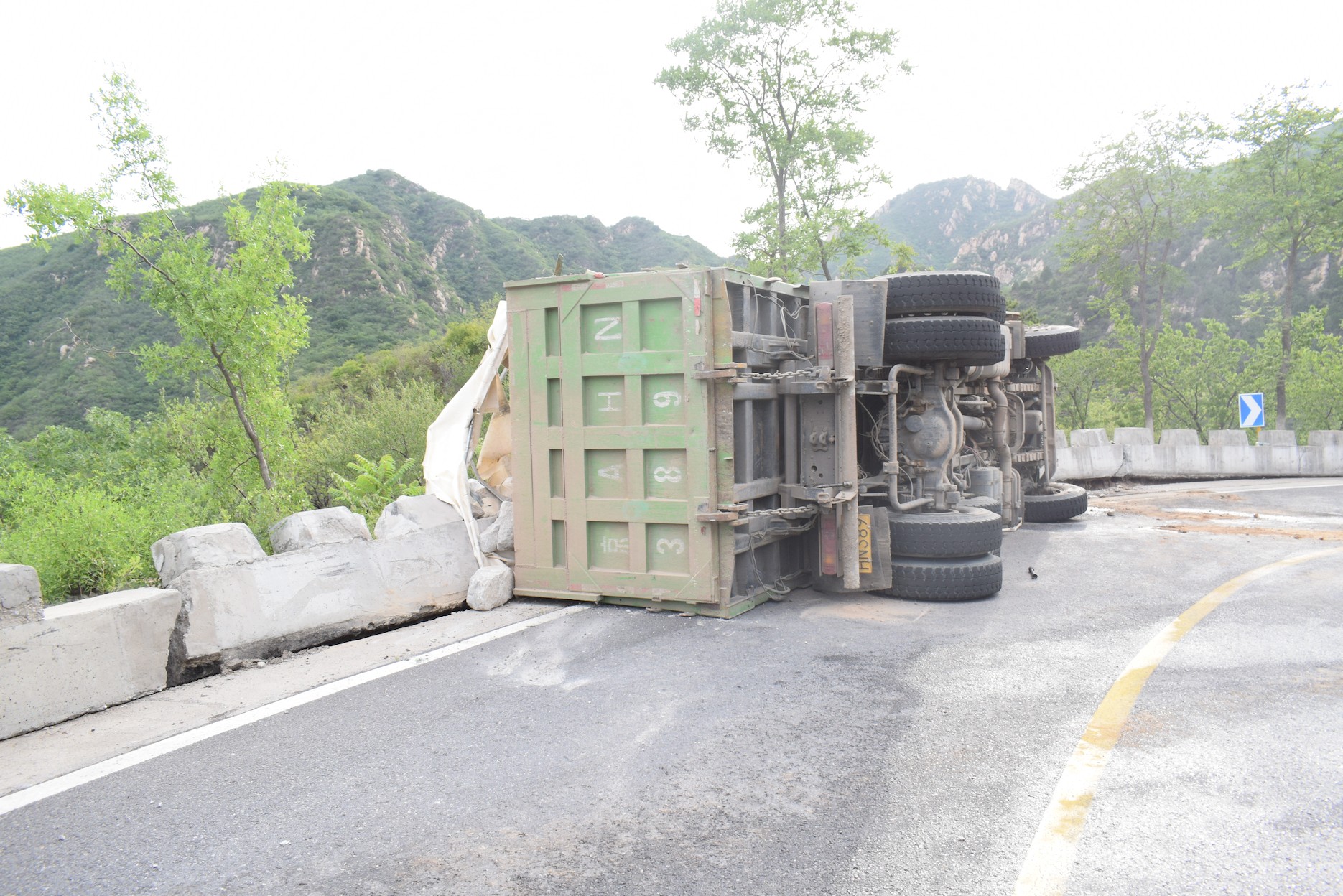 石料货车侧翻司机被困，昌平消防调动铲车救援