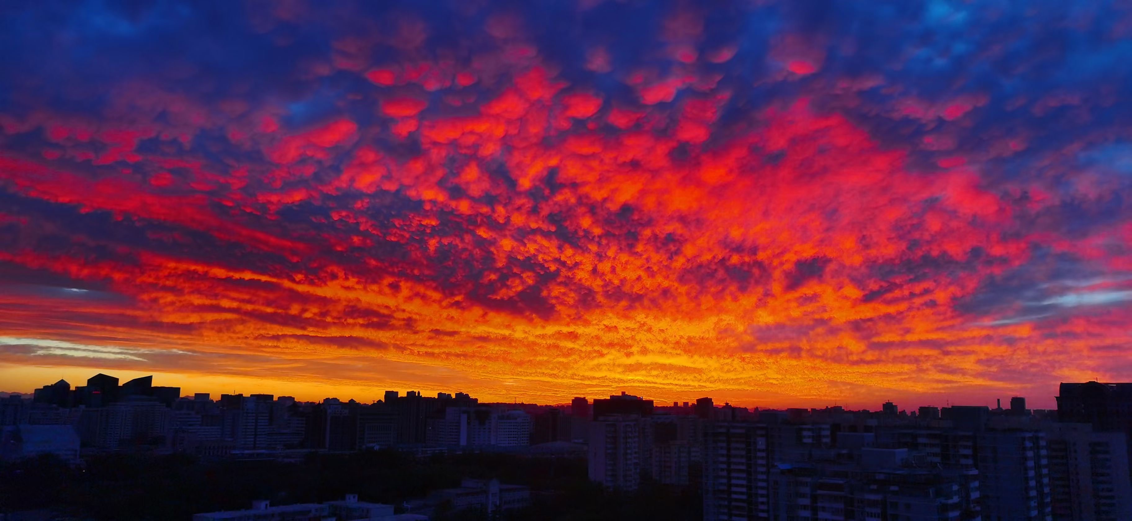 “磨砂云”+金色晚霞！今天北京天空的颜值有没有惊艳到你？