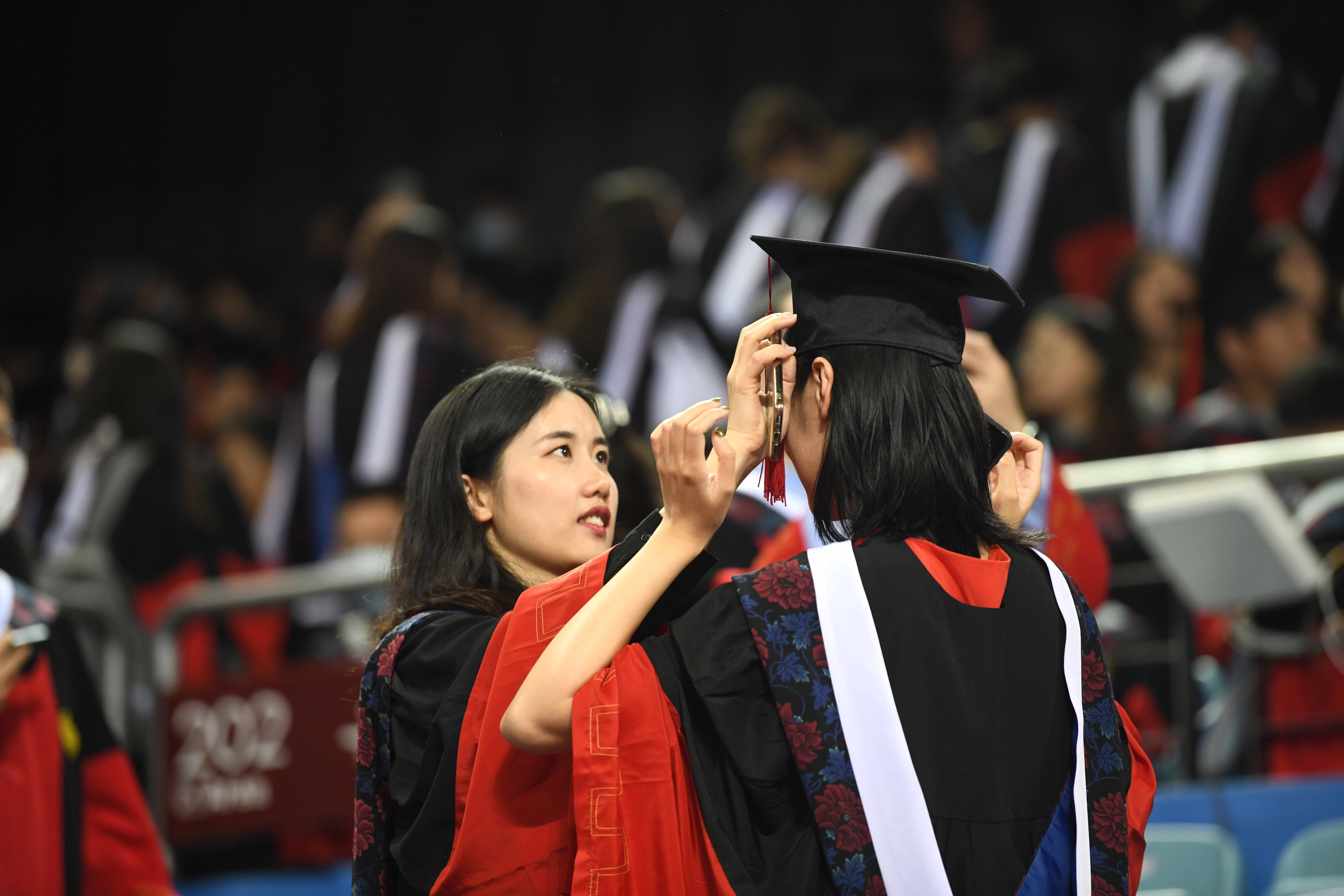 北京大学举行研究生毕业典礼  8千余名毕业生从未名湖畔启程逐梦
