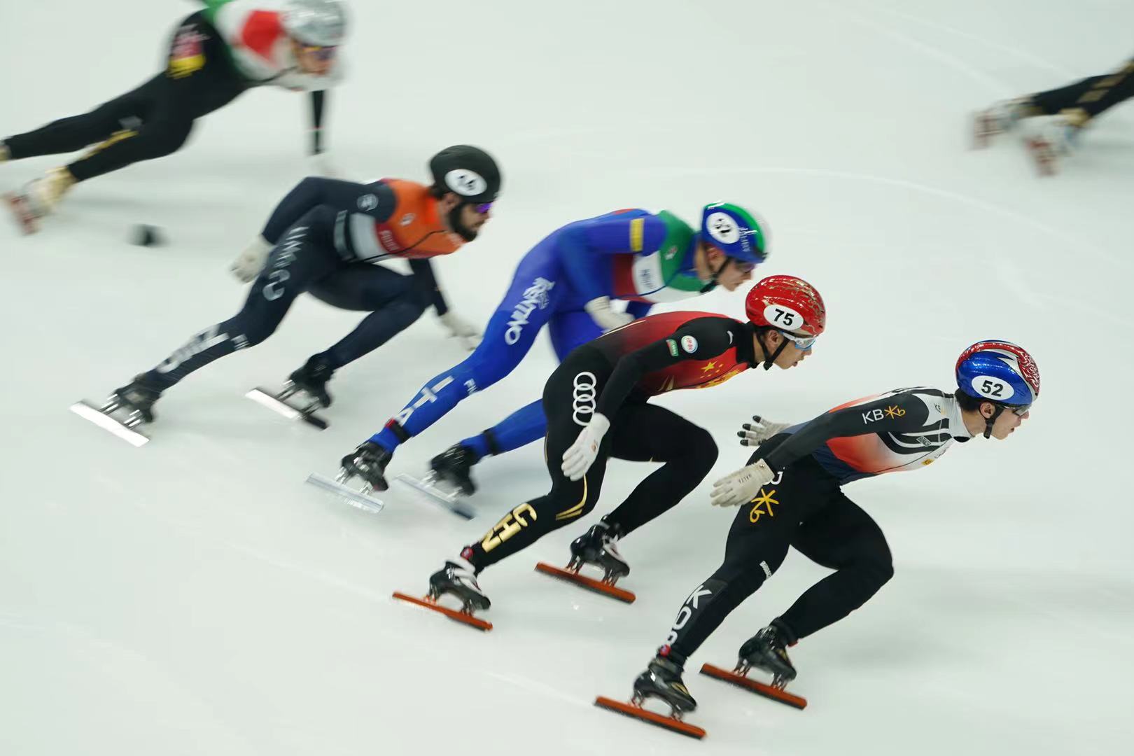 短道速滑世界杯男子5000米接力：由于中国队运动员摔出赛道 中国被判没成绩荷兰夺冠