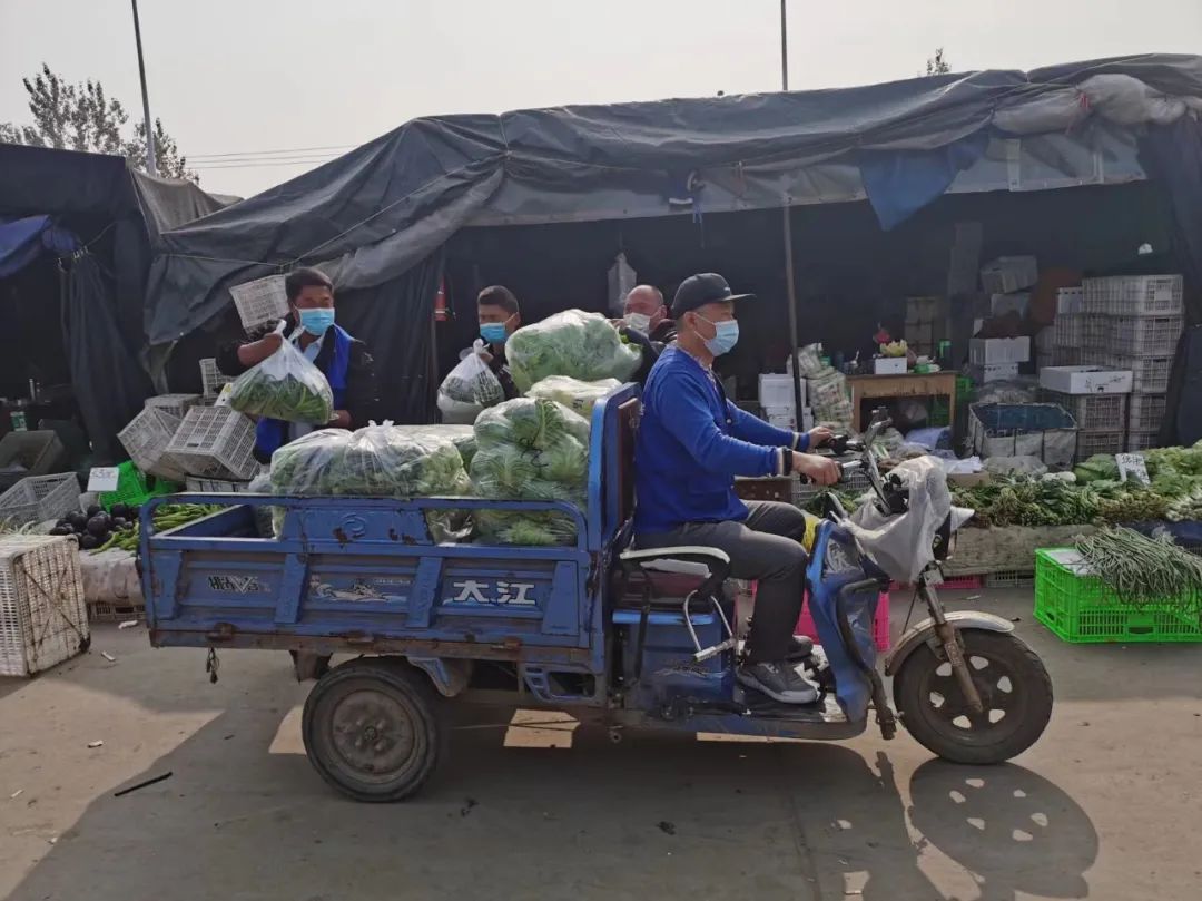 北京昌平封控社区开了“线上买菜群”  志愿者统一无接触配送上门
