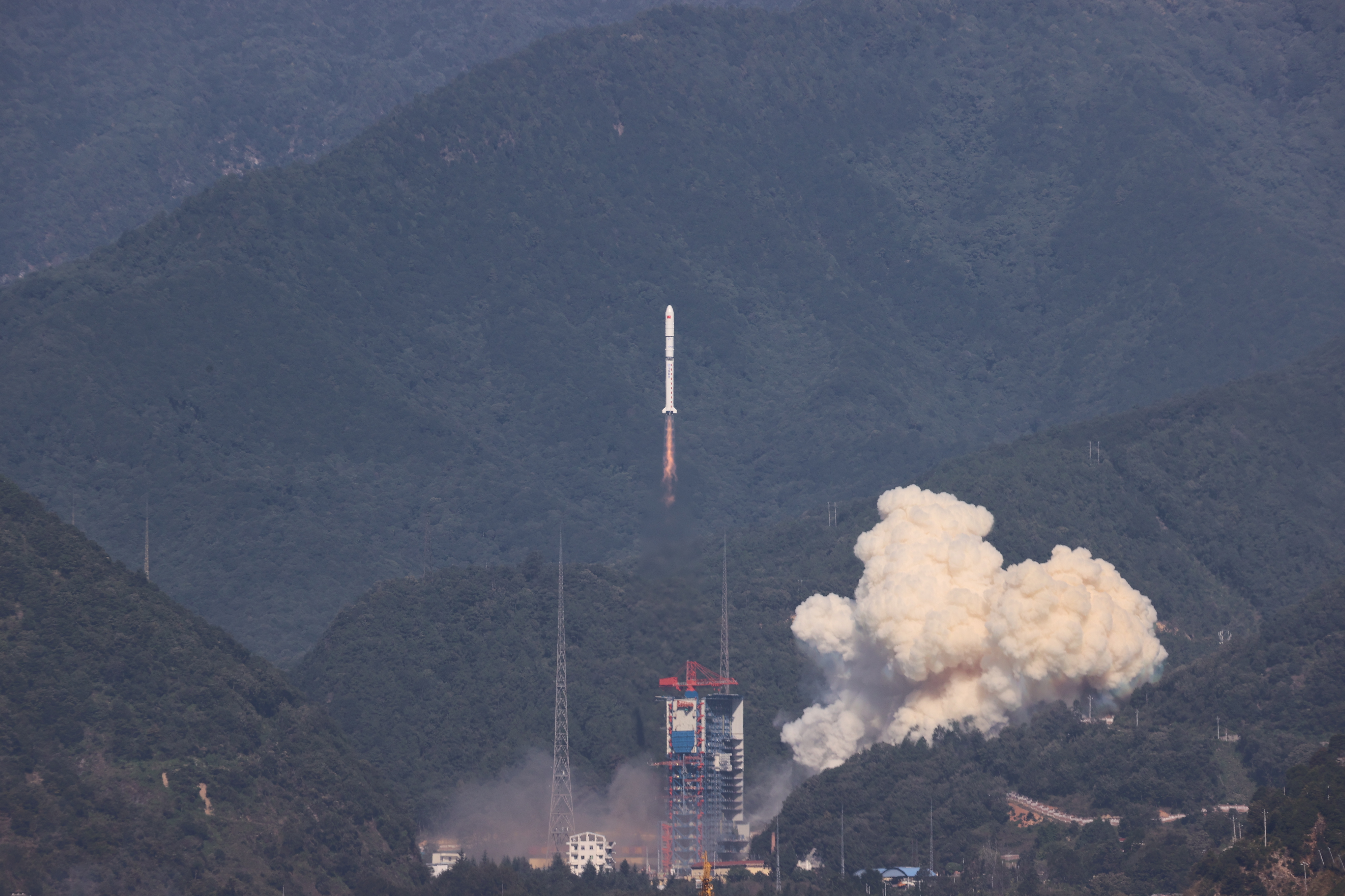 一箭三星！中國成功發射遙感三十五號衛星A星 B星 C星
