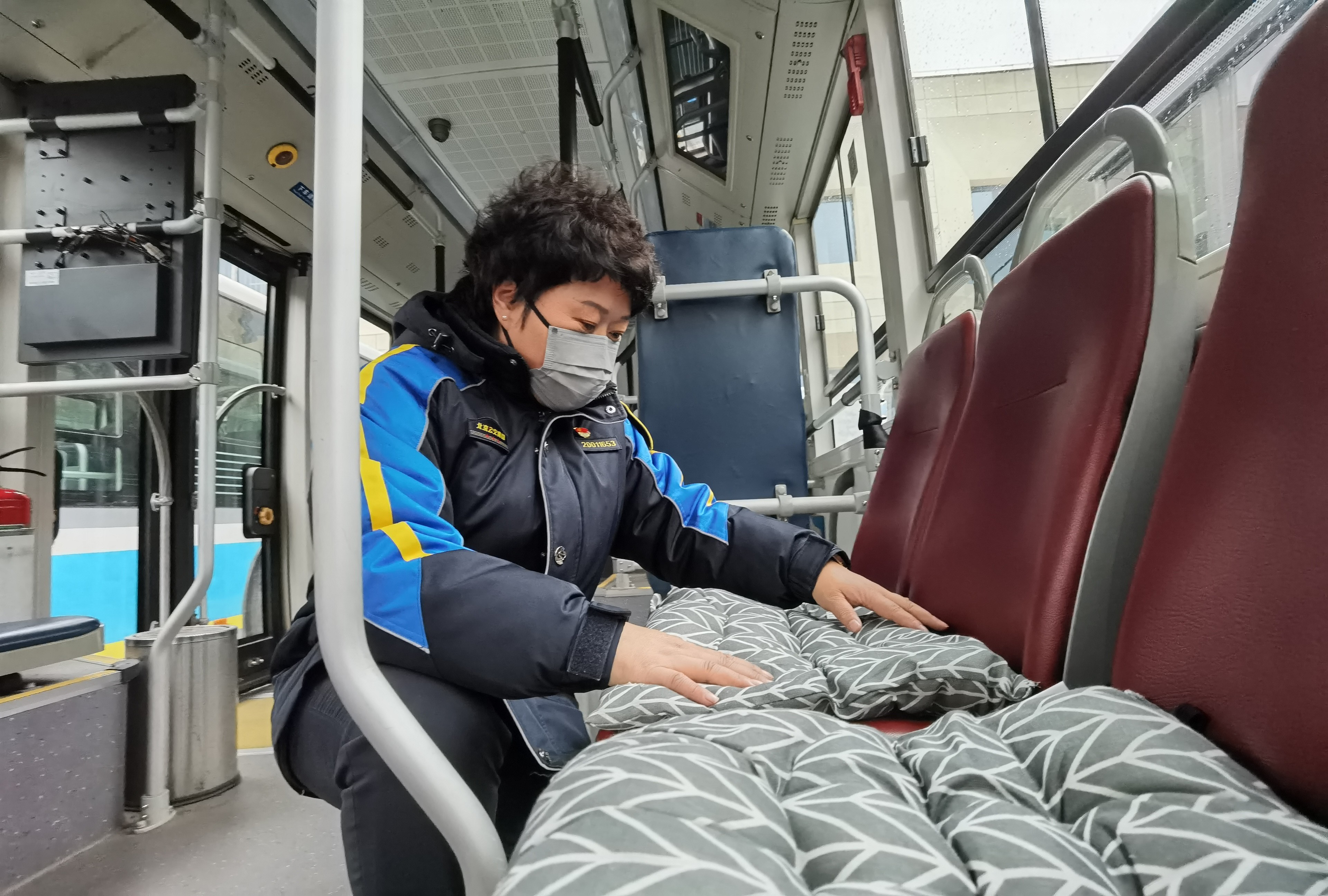 北京公交线路适当缩小发车间隔 减少乘客在寒风中等候时间