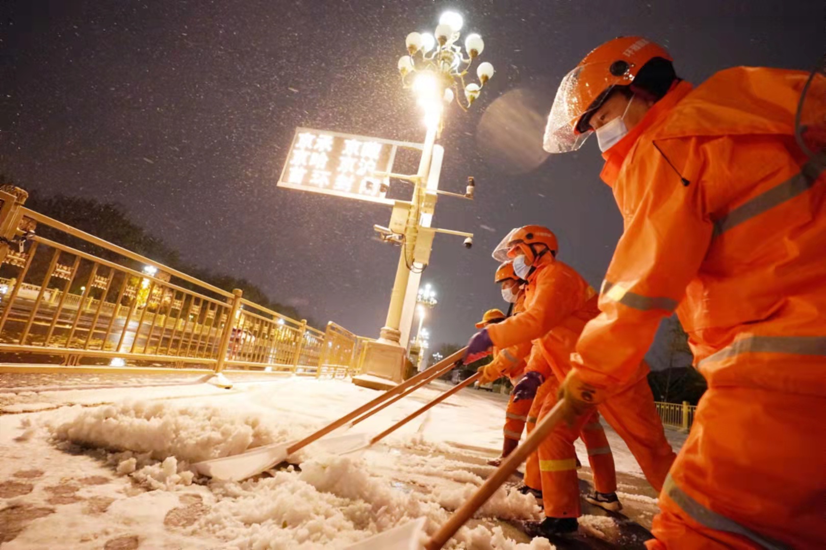 顶风冒雪！北京环卫职工凌晨为您扫冰除雪