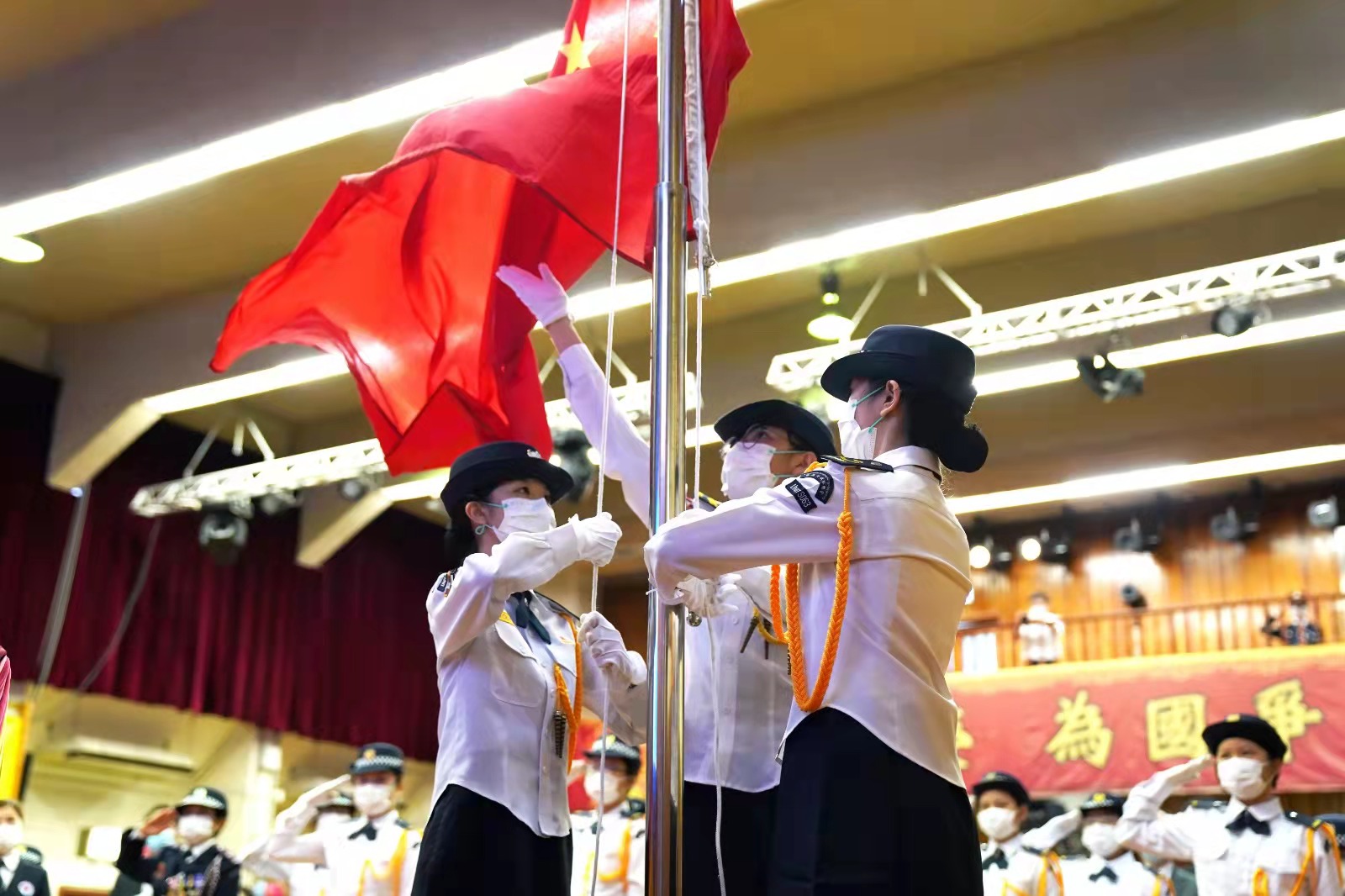 校团委举行升旗仪式纪念五四运动100周年