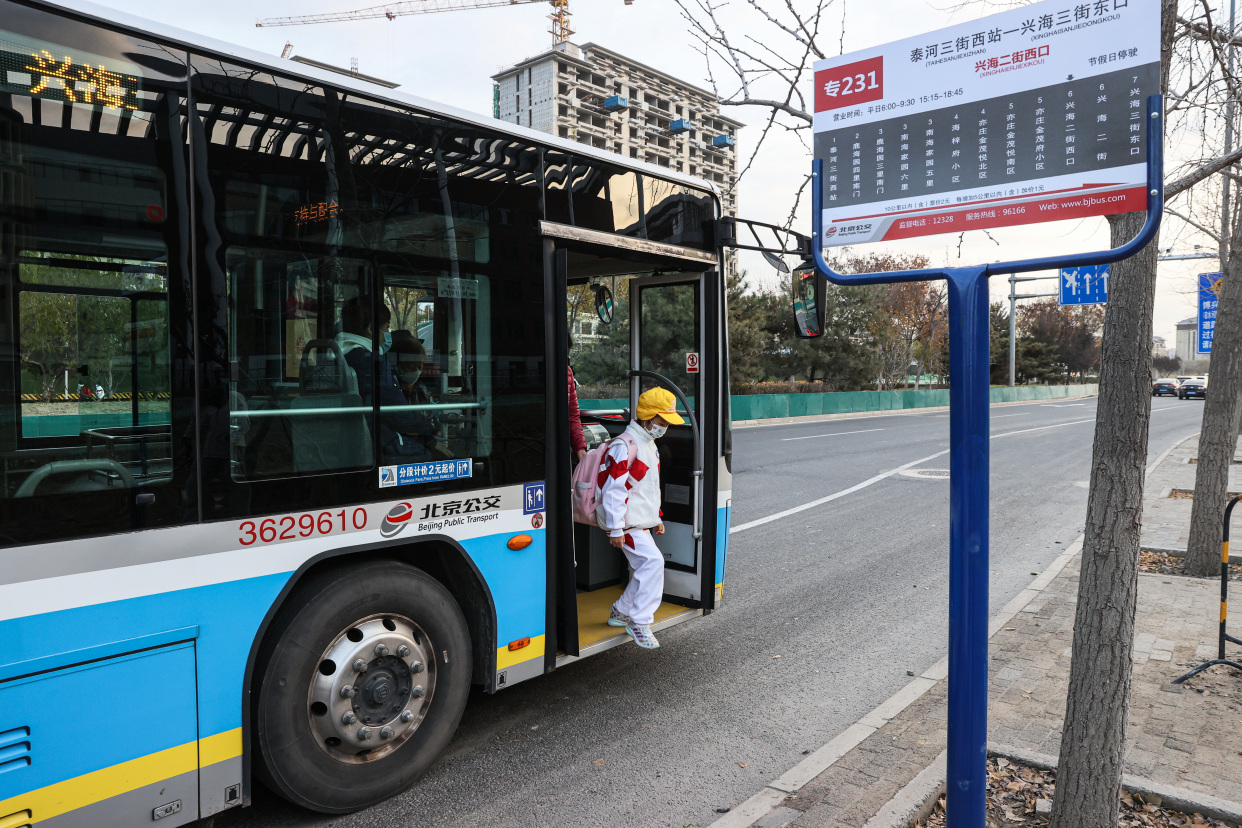 为了700多名学生上下学 瀛海镇开通了这条公交专线