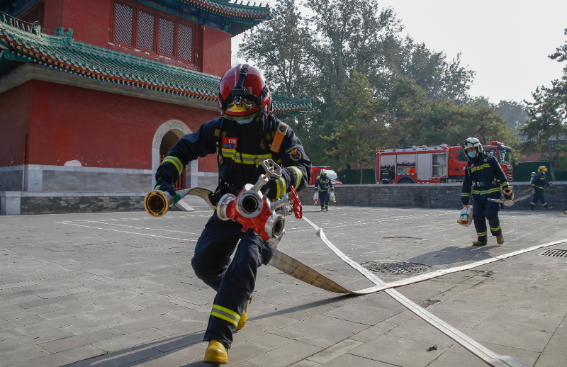 北京东城区消防救援支队对地坛公园上演消防大演练