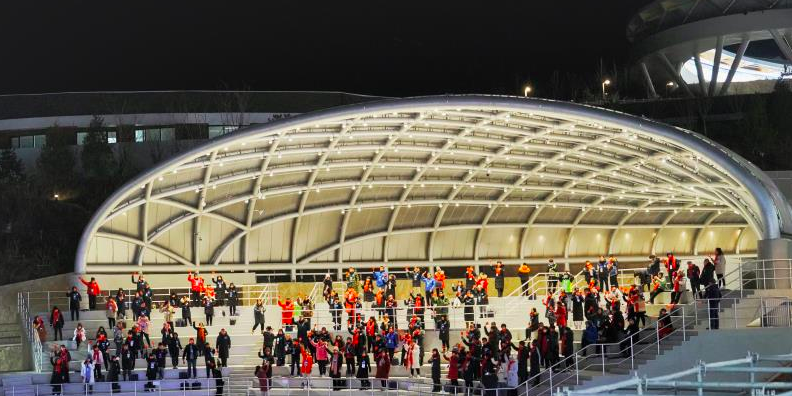 “雪游龙”迎来首批观众 300名乡亲观看“冰上F1”