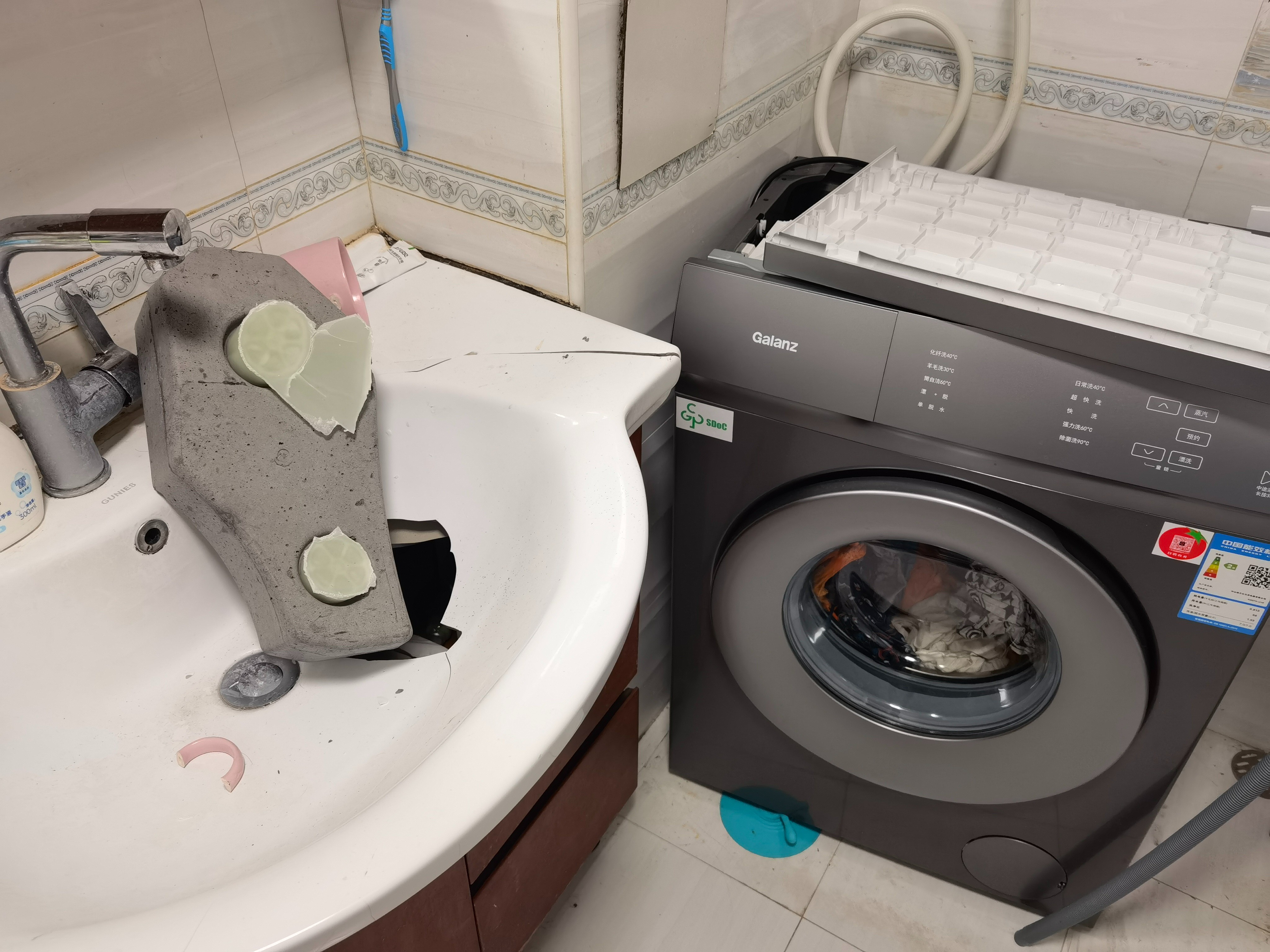 新洗衣机“炸”了！配重石差点砸到人 买家厂家各执一词