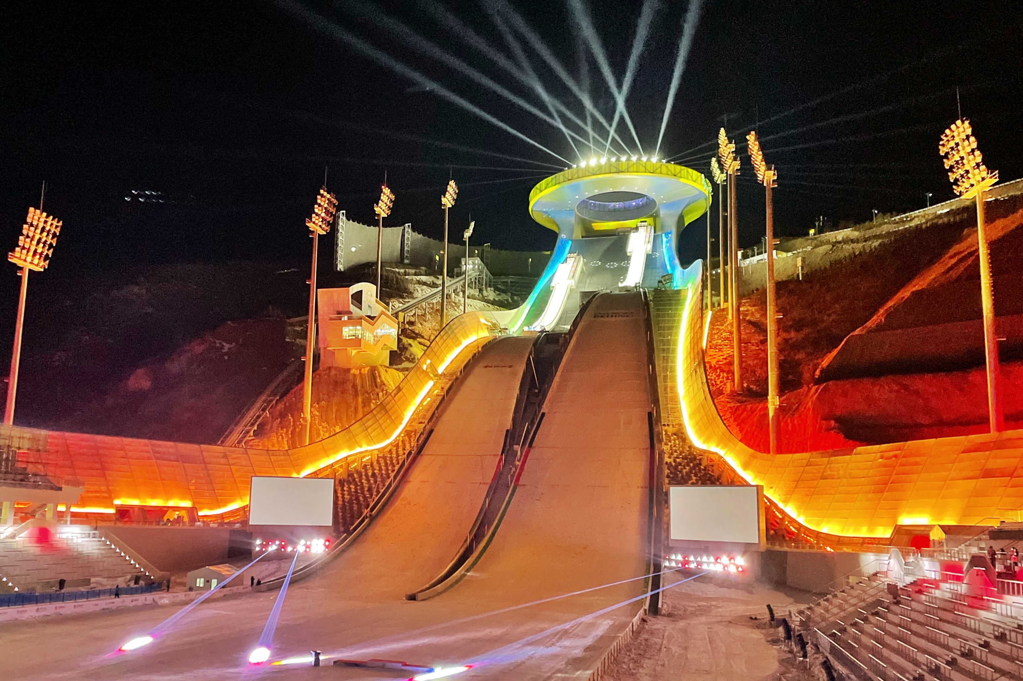 国家跳台滑雪中心赛后上演灯光秀表演