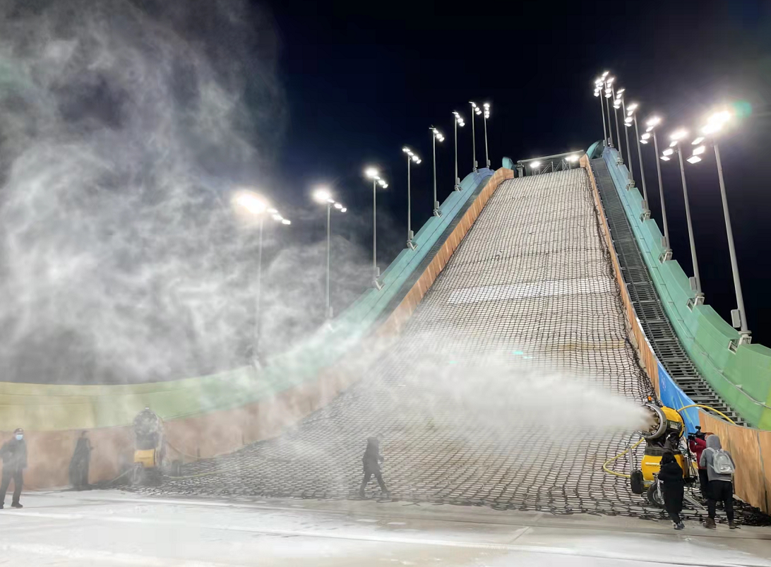 造雪总量1.15万立方米 首钢滑雪大跳台造雪启动 