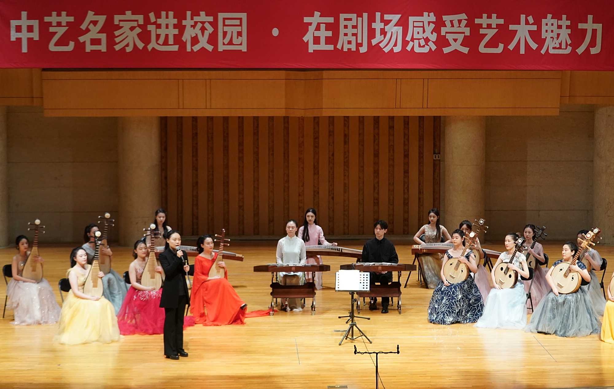 “国乐经典”公益讲演音乐会在北京中山公园举行
