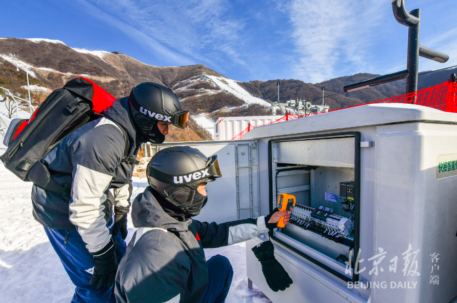 最会滑雪的电力抢修队：运动员“跨界”当上冬奥电工