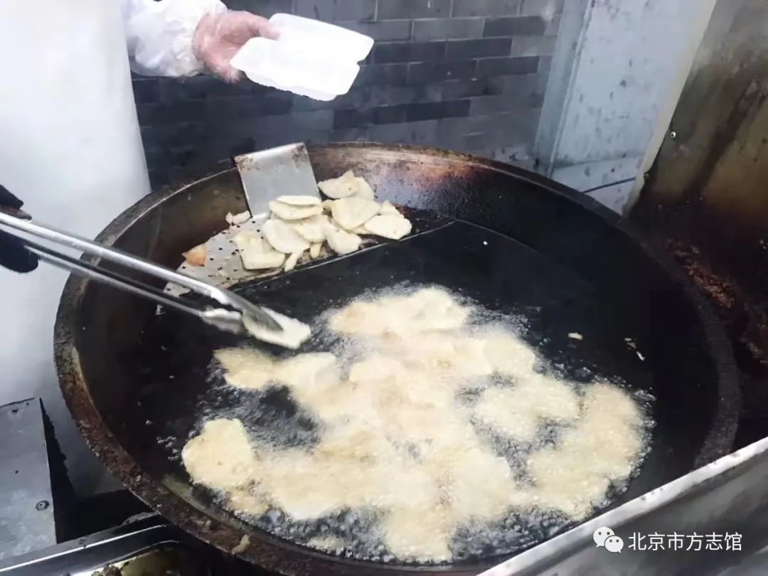 用蒜蘸着吃的老北京炸灌肠真是鲜香味美，顿顿都想吃_凤凰网视频_凤凰网
