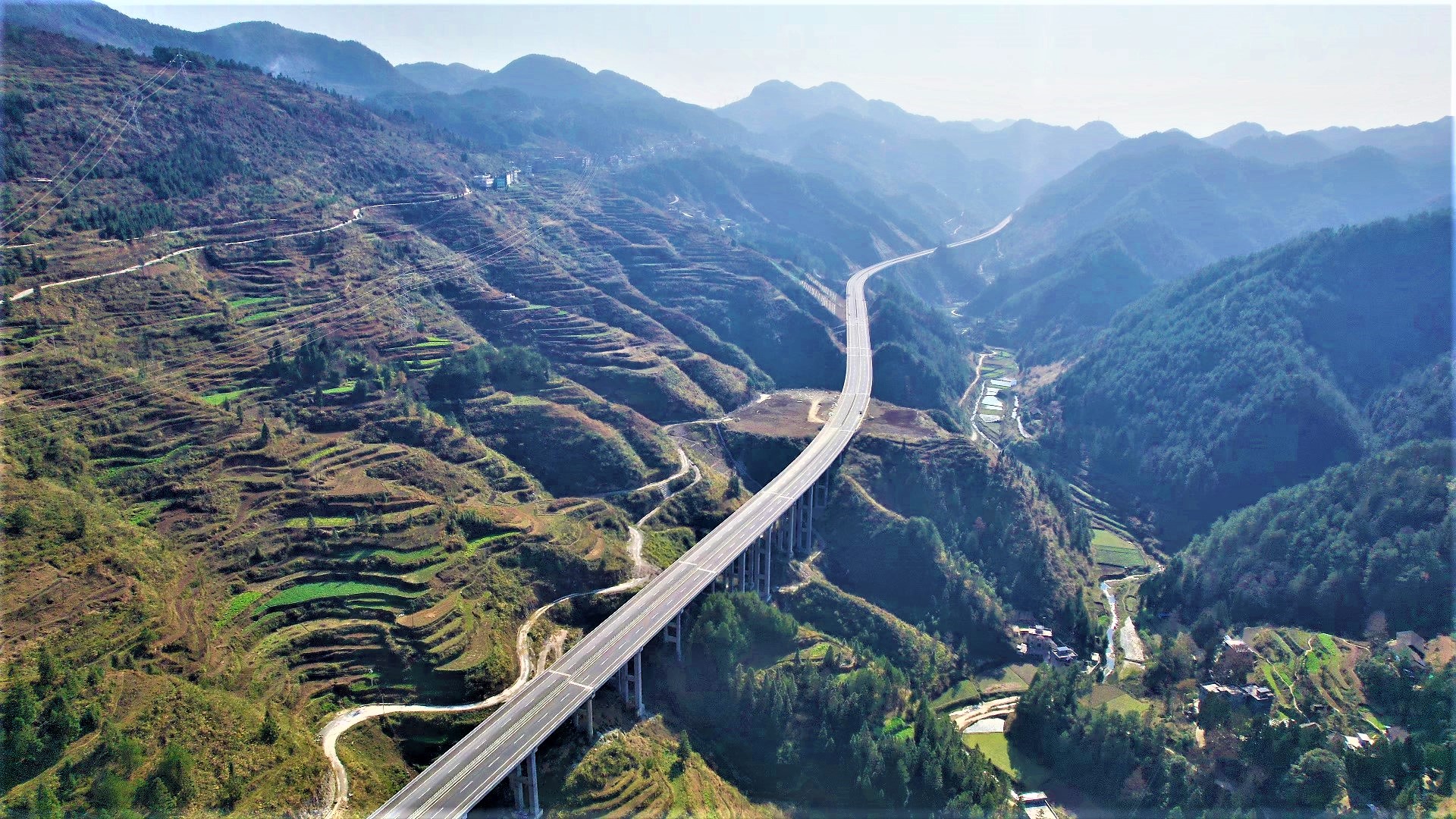 全长六千里的大广高速，途经九省份三十八地，是我国最安全的公路