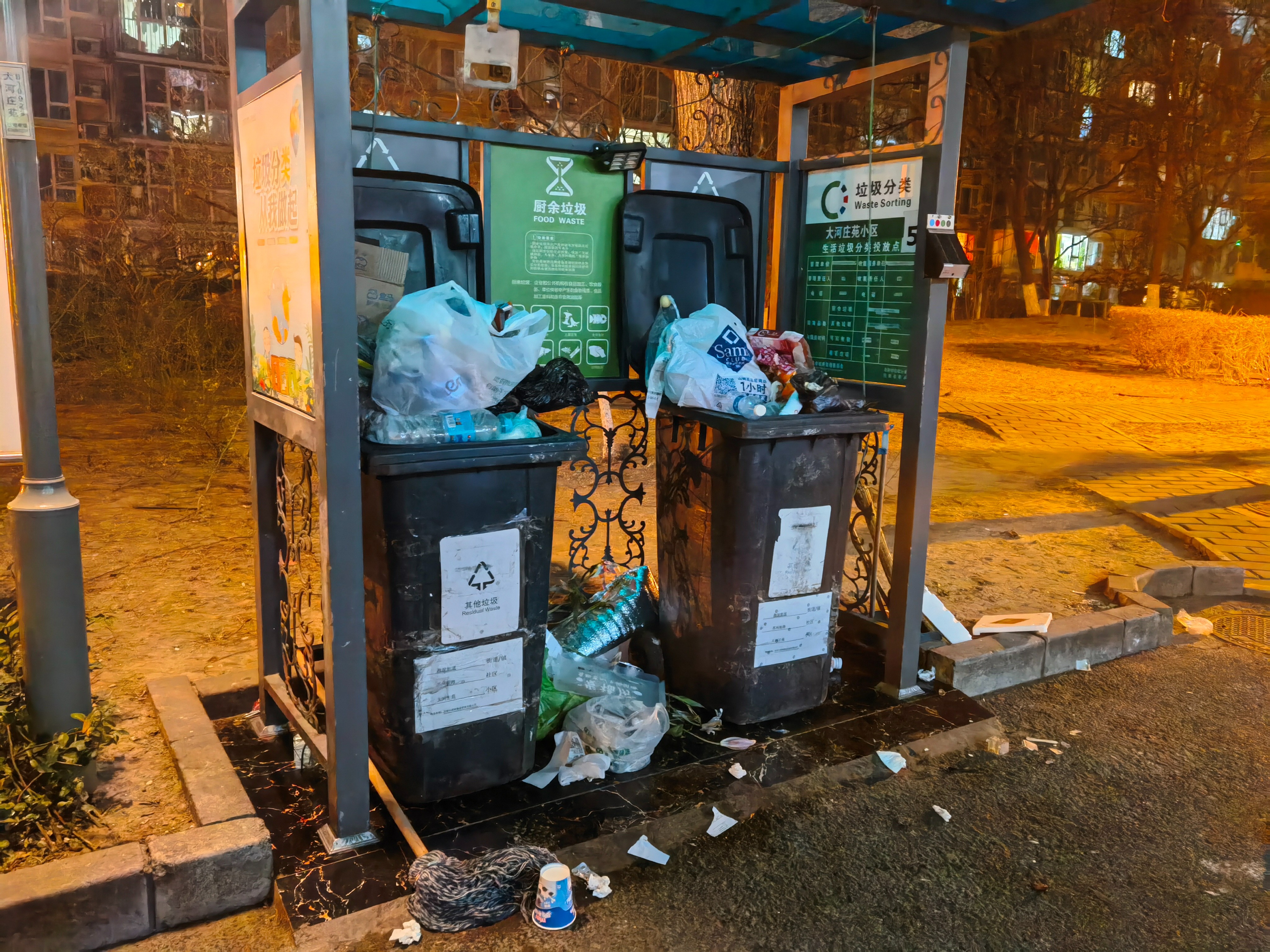 北京一小区晚间垃圾堆积如山 “晚高峰”能加几个垃圾桶吗？